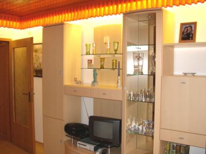 Moderne schöne helle Schrankwand