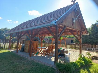 In Ungarn ein schönes Bauernhof mit Sonnenkollektor und kleiner Viehhof und viel
