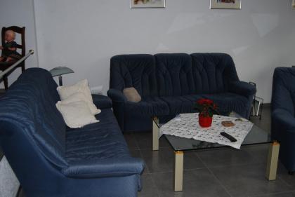 Sofa und Sessel abzugeben