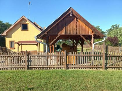In Ungarn ein schönes Bauernhof mit Sonnenkollektor und kleiner Viehhof und viel