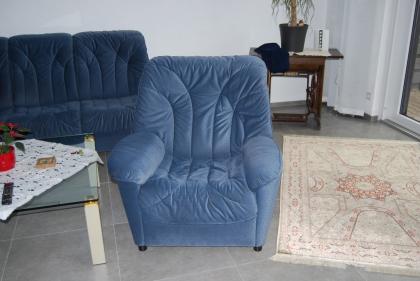 Sofa und Sessel abzugeben
