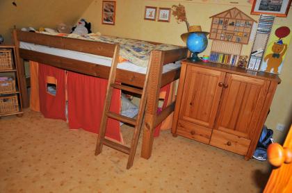 Kinderzimmer mit Eckschrank, Hochbett & Kommode Kiefer massiv