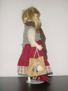 Porzellanpuppe mit Puppenständer Künstlerpuppe Sammelpuppe Deko
