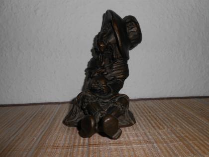 Kind mit Kaninchen Mädchen Skulptur Steinguss Plastik Stuckarbeit