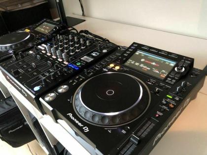 2 x Pioneer DJ CDJ-2000 NXS2