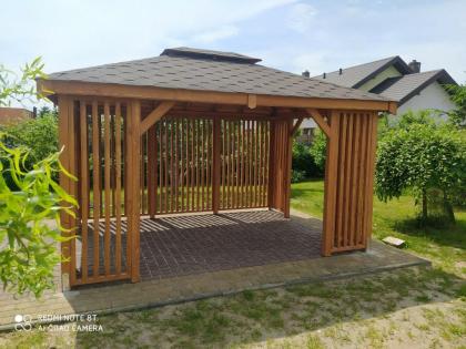 GARTENLAUBE KLEBEDACH MIT HOLZ MIELNO BITUMENSCHINDELN 3x4m