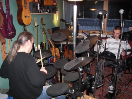 Du willst Gitarre, Bass, Gesang, Ukulele, Cajon oder Schlagzeug lernen, dann lie