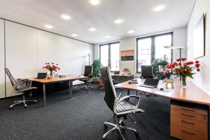 Privater Fix-Desk in kleinem Büro