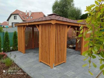 GARTENLAUBE KLEBEDACH MIT HOLZ MIELNO BITUMENSCHINDELN 3x4m