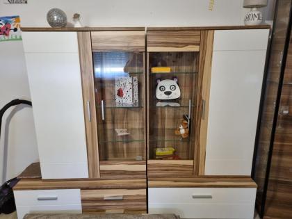 Sehr schöner Wohnzimmer Schrank mit zwei dazu passenden Regalen