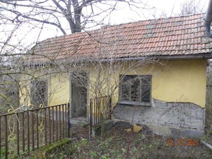 In Ungarn Kelebiia ein renovierungsbedürftiges Bauernhaus biilig zu verkaufen