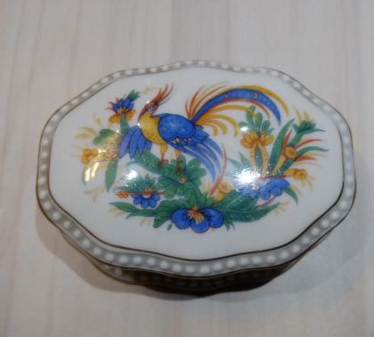 Rosenthal-Porzellandose mit Deckel, Dekor Paradiesvogel