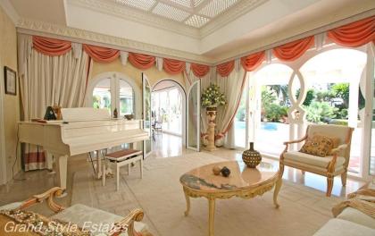 Traumhafte maurische Villa mit privatem Tennisplatz westlich von Marbella