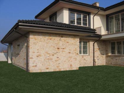 Das Material für die Wände des Hauses im italienischen Stil