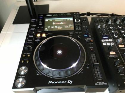 2 x Pioneer DJ CDJ-2000 NXS2