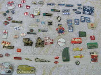 Anstecknadeln / Pins abzugeben