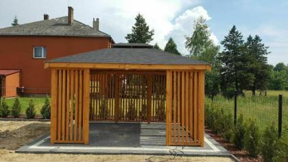 GARTENLAUBE KLEBEDACH MIT HOLZ MIELNO BITUMENSCHINDELN 6x4m