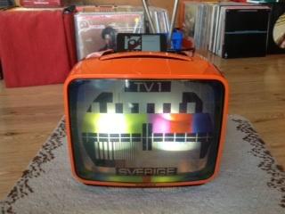 Upcycling / Vintage TV mit beleuchtetem LED Testbild und gutem Sound