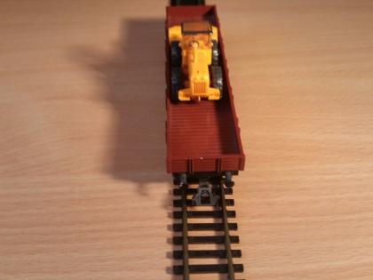 Märklin H0 4474 Niederbordwagen 4 Achsen mit Beladung Baufahrzeug