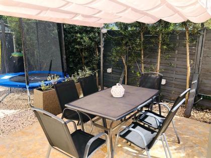 Am Meer  Ferienwohnung mit Terrasse,Whierpool ,Garten,Grill und Parkplatz .