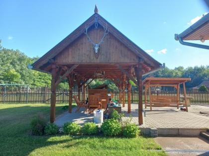 In Ungarn ein schönes Bauernhof mit Sonnenkollektor und kleiner Viehhof und viel