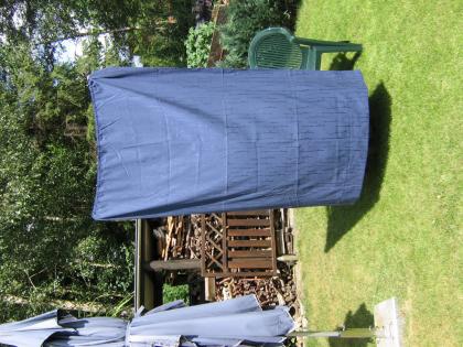 2 dunkelblaue Gardinen (Schals)