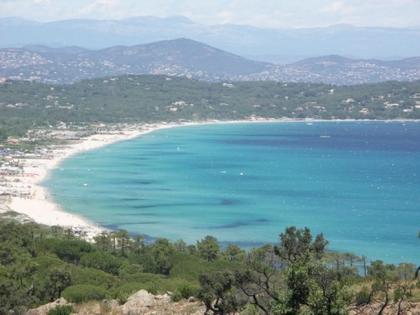 Chalets vieler Groessen auf Kon Tiki-Urlaub direkt am Sandstrand von St.Tropez