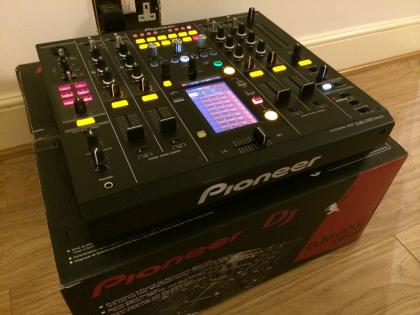 2 x PIONEER CDJ-2000 Nexus und 1 x DJM-2000 Nexus DJ-Mixer für nur 2.400 Euro 