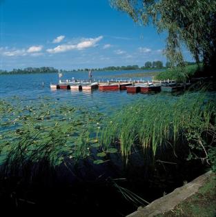 Vermiete Ferienhaus auf dem Wasser mit Boot