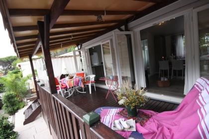 Chalets vieler Groessen auf Kon Tiki-Urlaub direkt am Sandstrand von St.Tropez