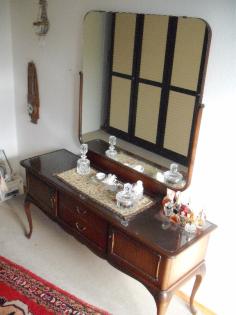 Schminktisch (Friesierkommode) mit riesigem Spiegel im englischen Stil