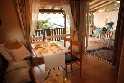 Chalets vieler Groessen auf Kon Tiki-Urlaub direkt am Sandstrand von St.Tropez