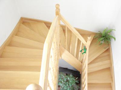 Treppen aus Polen, Massivholztreppen, Bolzentreppen, Wangentreppe,HOLZTREPPEN, S