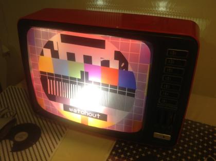 Upcycling / Vintage TV mit beleuchtetem LED Testbild und gutem Sound