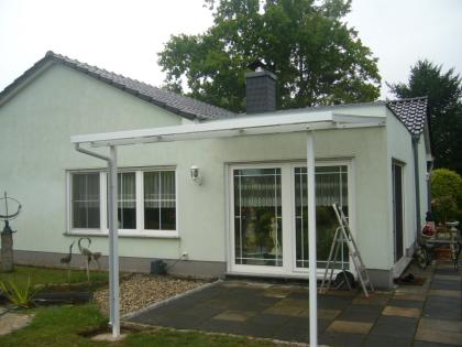 Terrassenüberdachung an Hauswand montiert - von BLASK