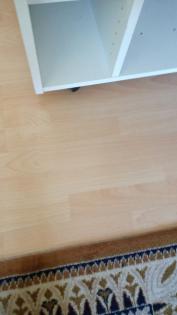 Weißen Rollwagen mit 4 weissen Rãdern.