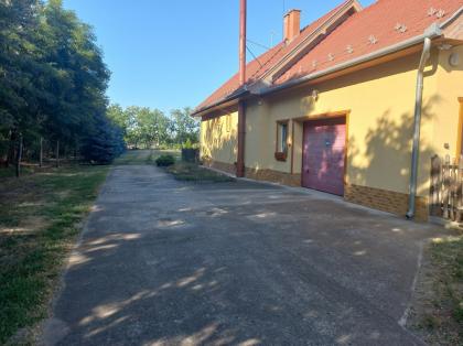 In Ungarn ein schönes Bauernhof mit Sonnenkollektor und kleiner Viehhof und viel