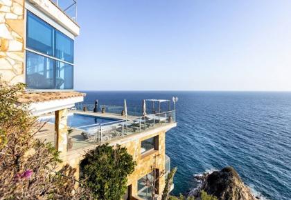 Luxusvilla mit privatem Pool und direktem Meerzugang an der Costa Brava