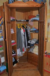 Kinderzimmer mit Eckschrank, Hochbett & Kommode Kiefer massiv
