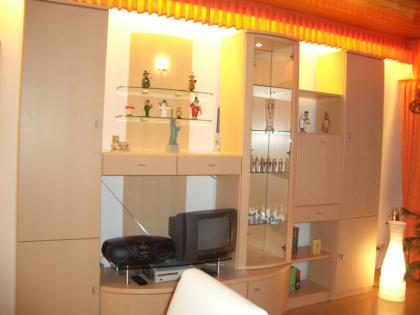 Moderne schöne helle Schrankwand