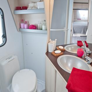 Wohnwagen mieten an der Costa Brava. Ostern Angebot auf Camping Aquarius Costa B