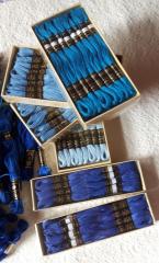 Stickgarn, über 200 Docken und Buch: Stickmotive aus alten Mustertüchern, 