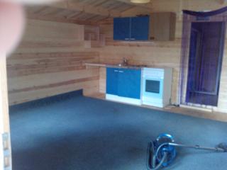 Holzhaus mit Wohnwagen auf Comfortcampingpatz Haseufer