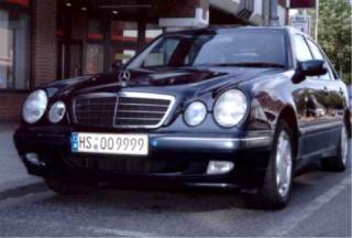 Mercedes E 280 Baujahr 2021: 4 gute Winterreifen auf Stahlfelgen.