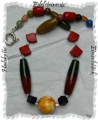 Schmuck, Halskette mit einem upulenten Edelsteinmix. 