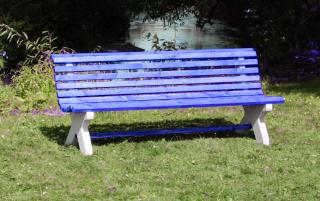 Schöne Holzbank für den Garten