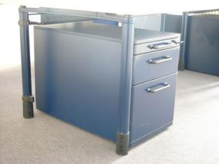 Schreibtisch mit Rollcontainer
