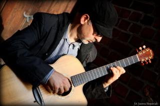 Erteile Gitarrenunterricht 