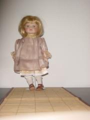 Designer Porzellanpuppe mit Puppenständer Künstlerpuppe Sammelpuppe Stehpuppe