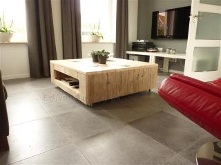 Bauholz Couchtisch Hof von www.exklusivdutchdesign.de